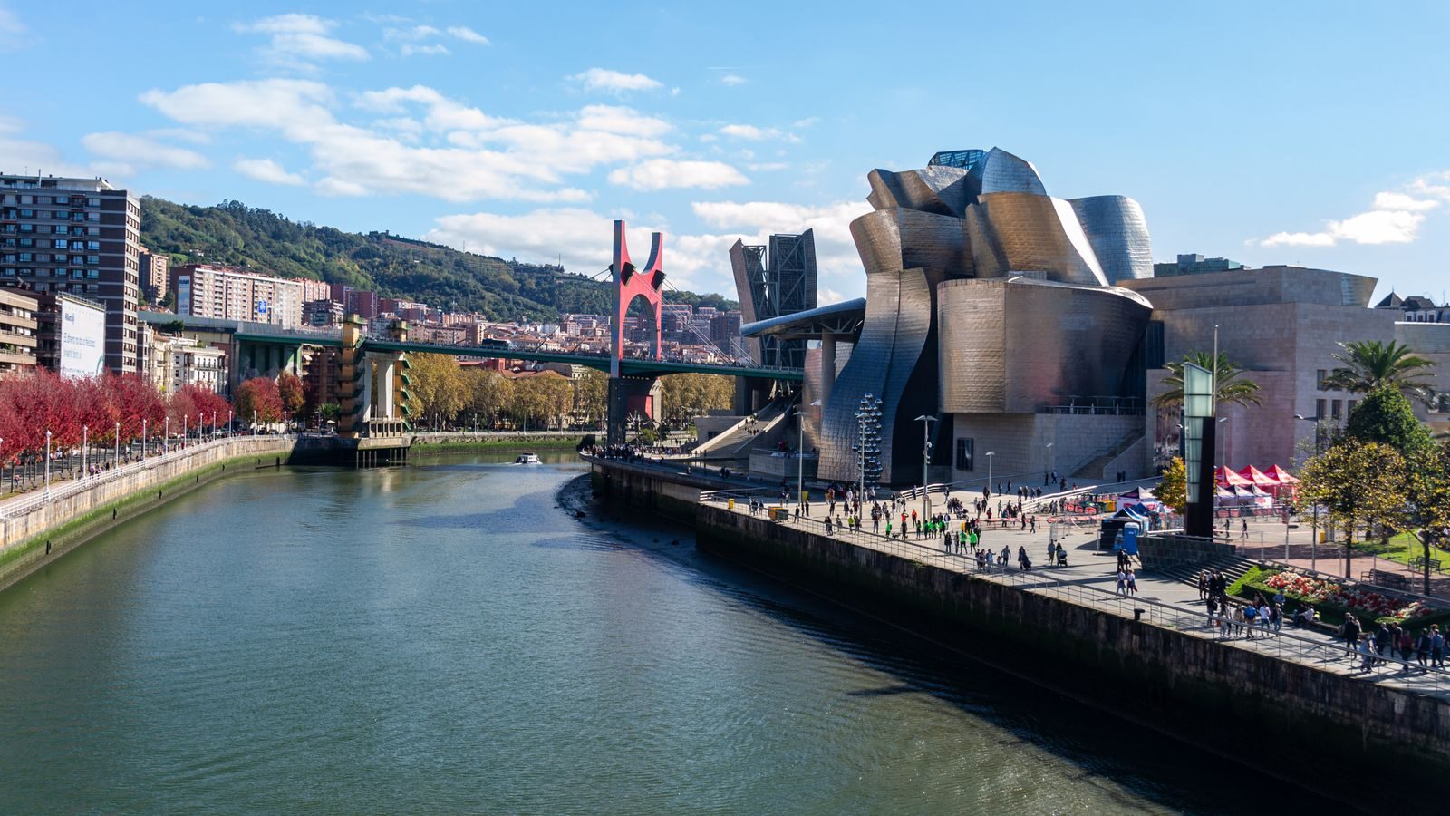 Museo Guggenheim de Bilbao junto a la ría