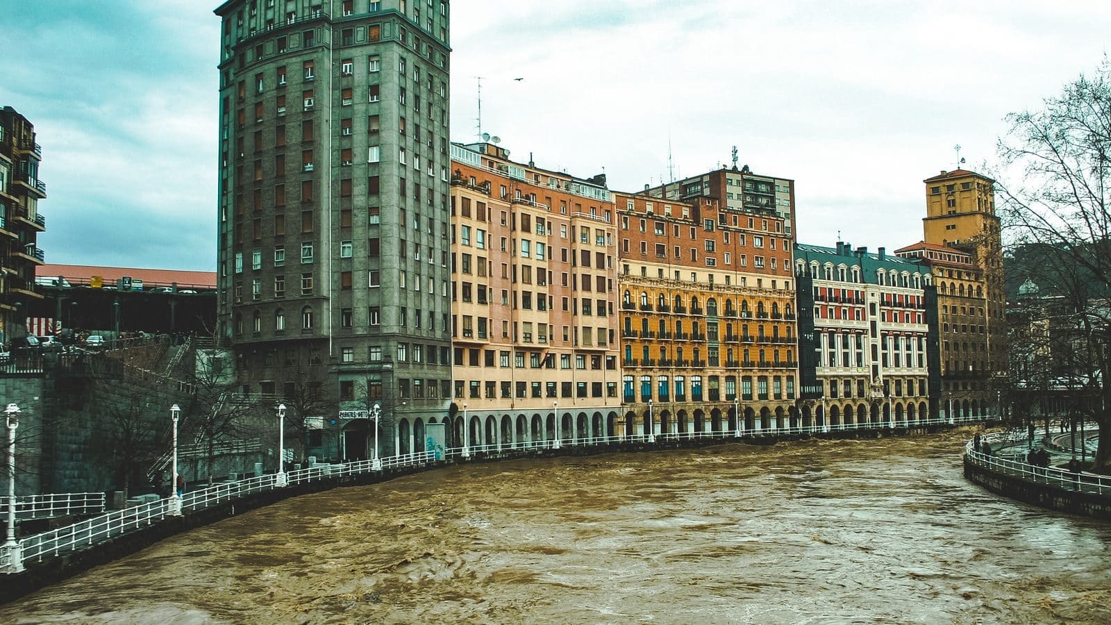 Edificios de viviendas junto a la ría de Bilbao, zona habitual de compra de pisos para alquiler turístico